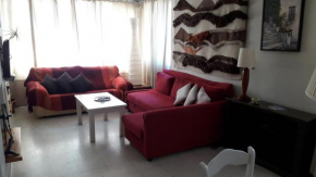 piso junto a puerto deportivo y playa